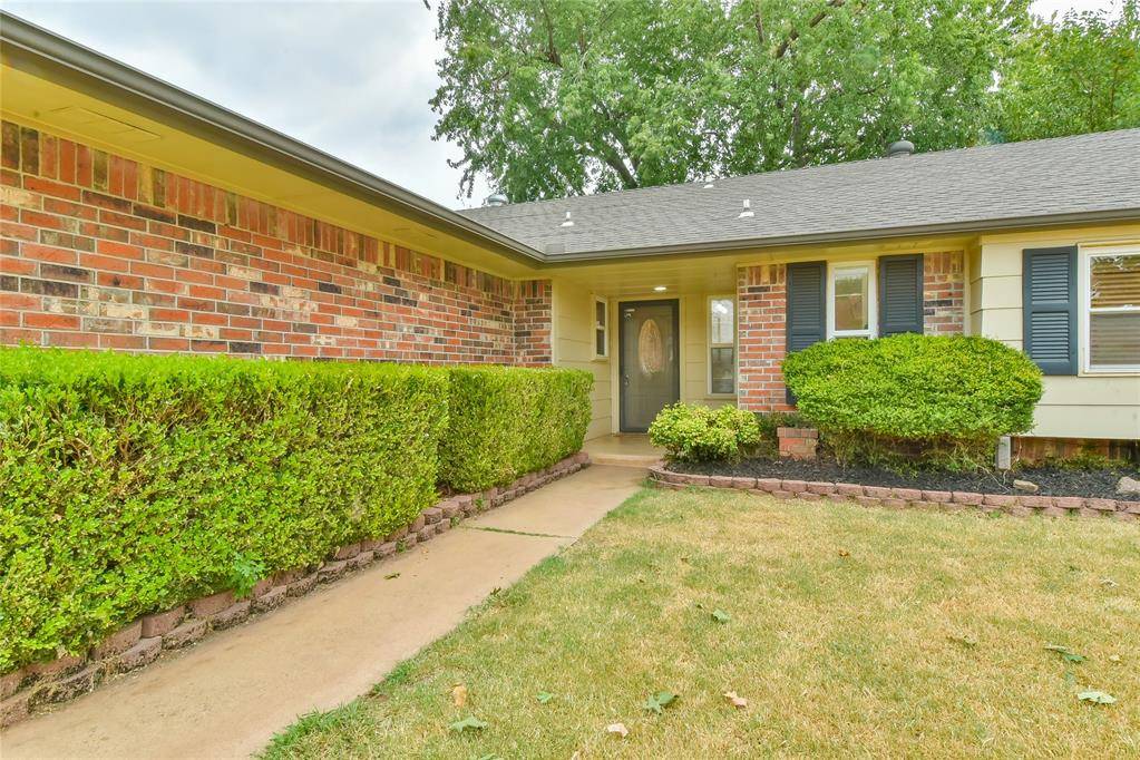 404 S Bouziden DR, Moore, OK 73160