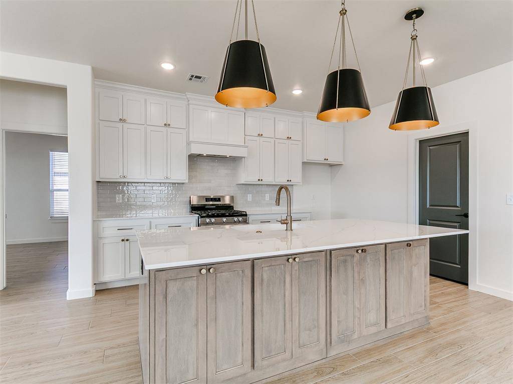 7701 Three Woods LN, Yukon, OK 73099