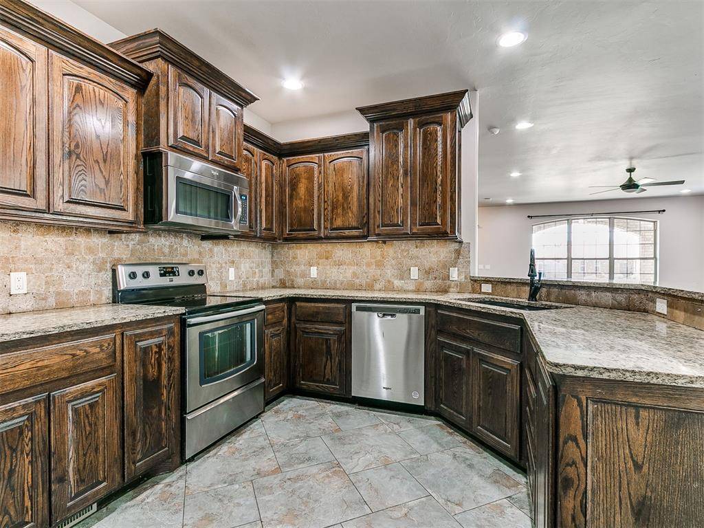 613 SW 7th St, Moore, OK 73160