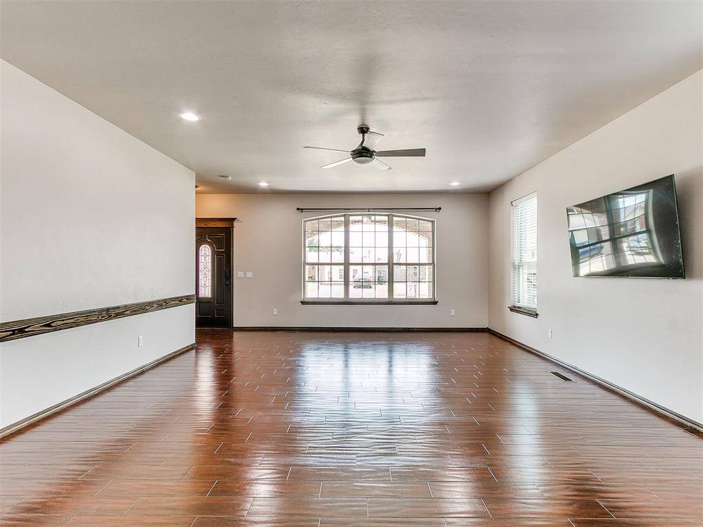 613 SW 7th St, Moore, OK 73160