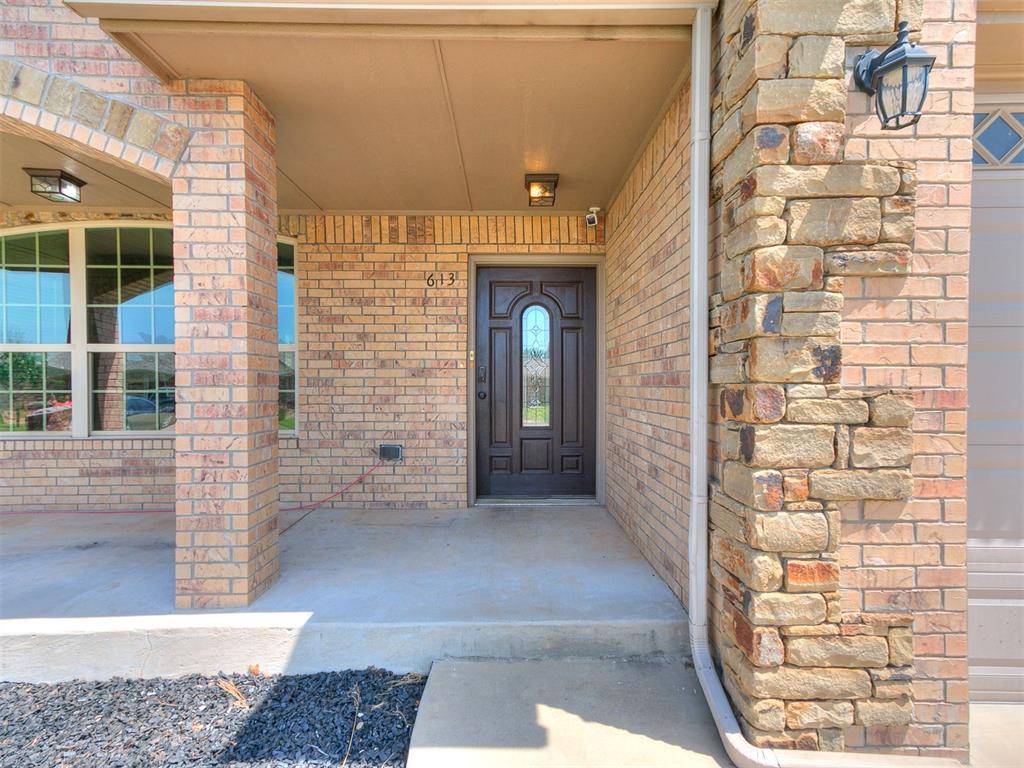 613 SW 7th St, Moore, OK 73160