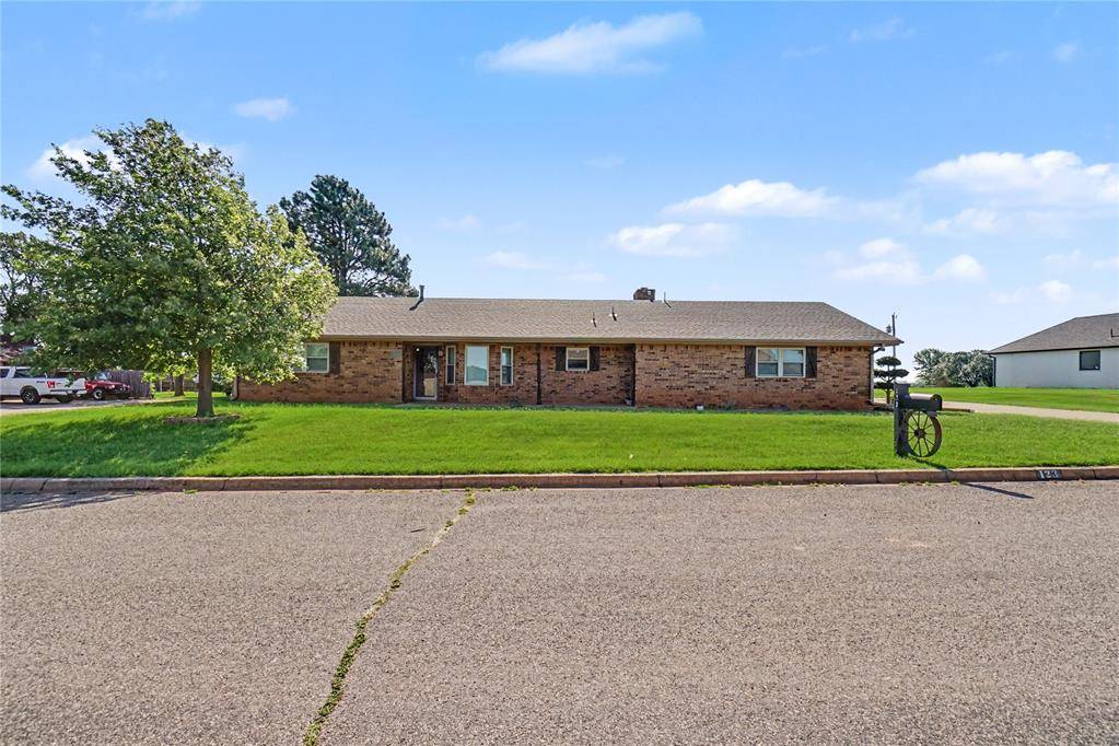 123 W Quail DR, Cordell, OK 73632