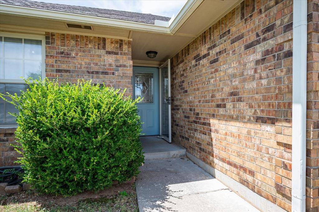 10716 SW 33rd TER, Yukon, OK 73099