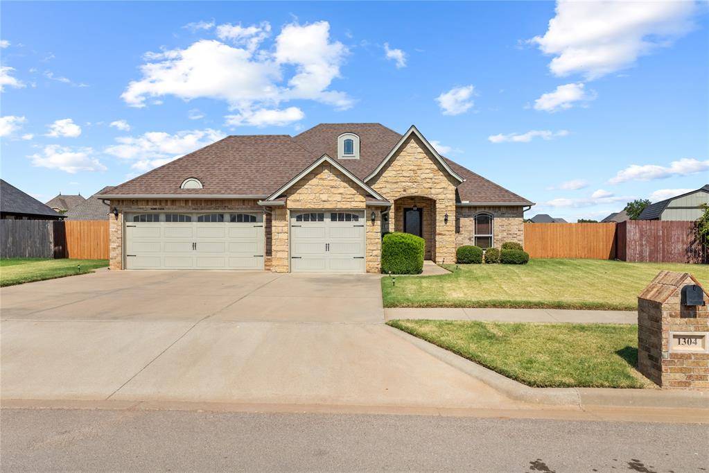 1304 Crimson DR, Weatherford, OK 73096