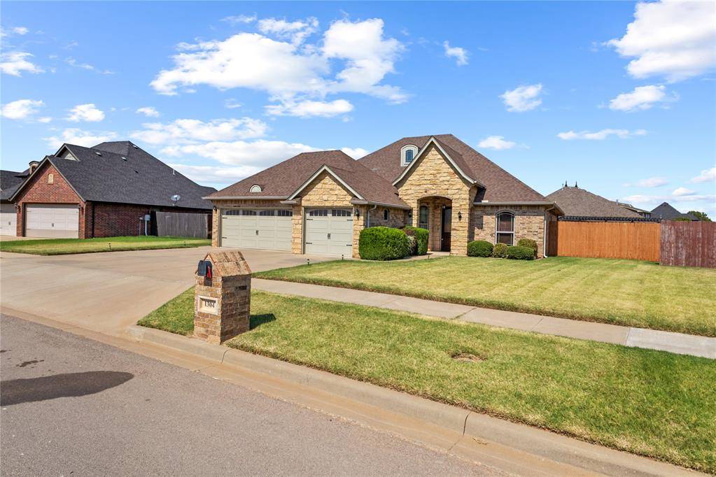 1304 Crimson DR, Weatherford, OK 73096