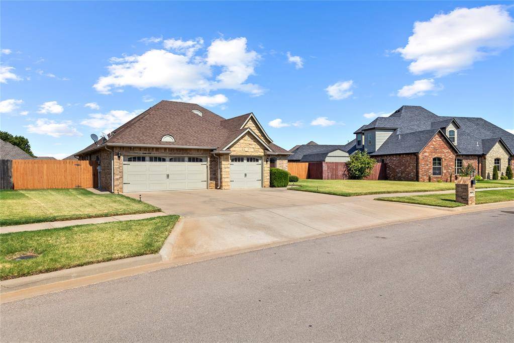 1304 Crimson DR, Weatherford, OK 73096