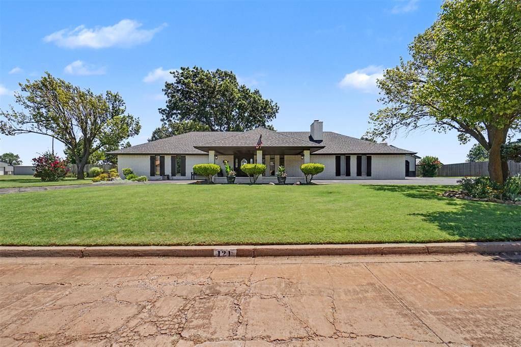 121 W Tahoe DR, Cordell, OK 73632