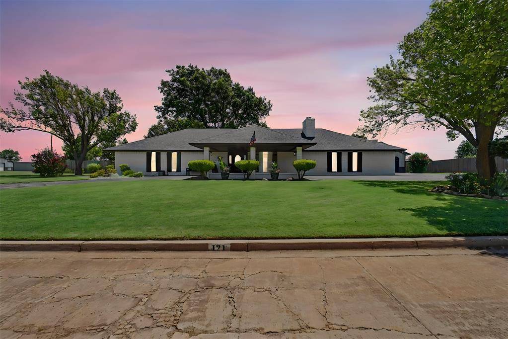 121 W Tahoe DR, Cordell, OK 73632