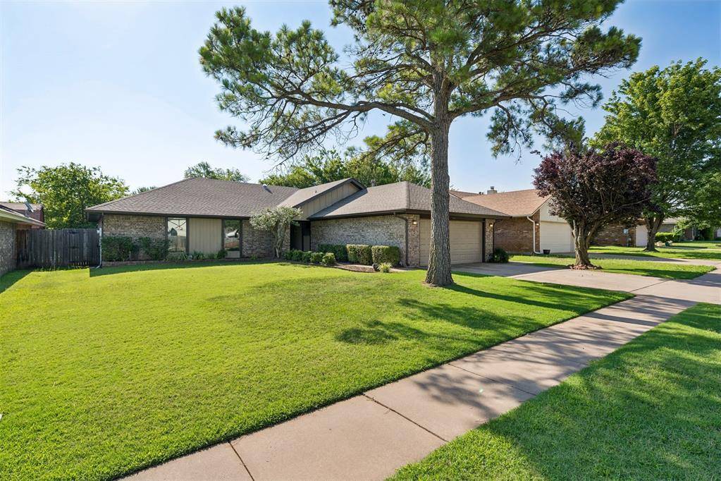 2100 E Sandy Creek TRL, Edmond, OK 73013