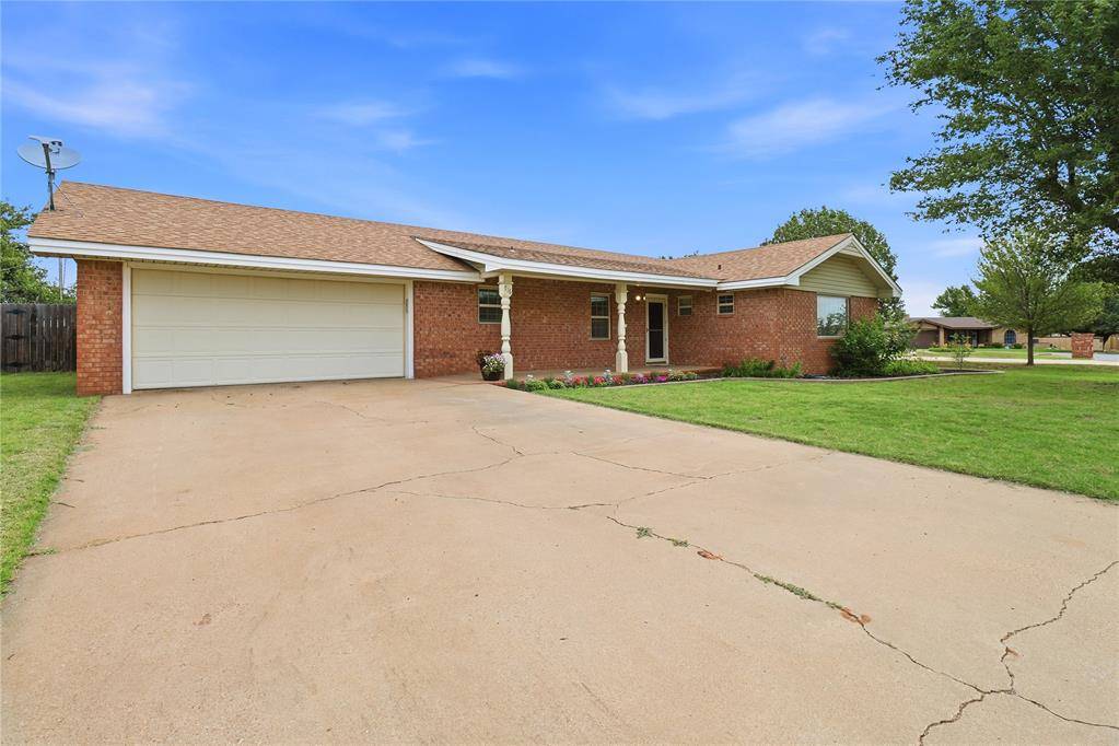 716 N Stadium DR, Hobart, OK 73651