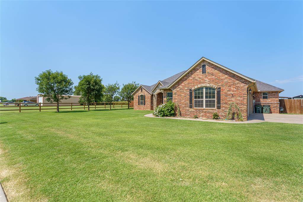 106 Riverview DR, Clinton, OK 73601
