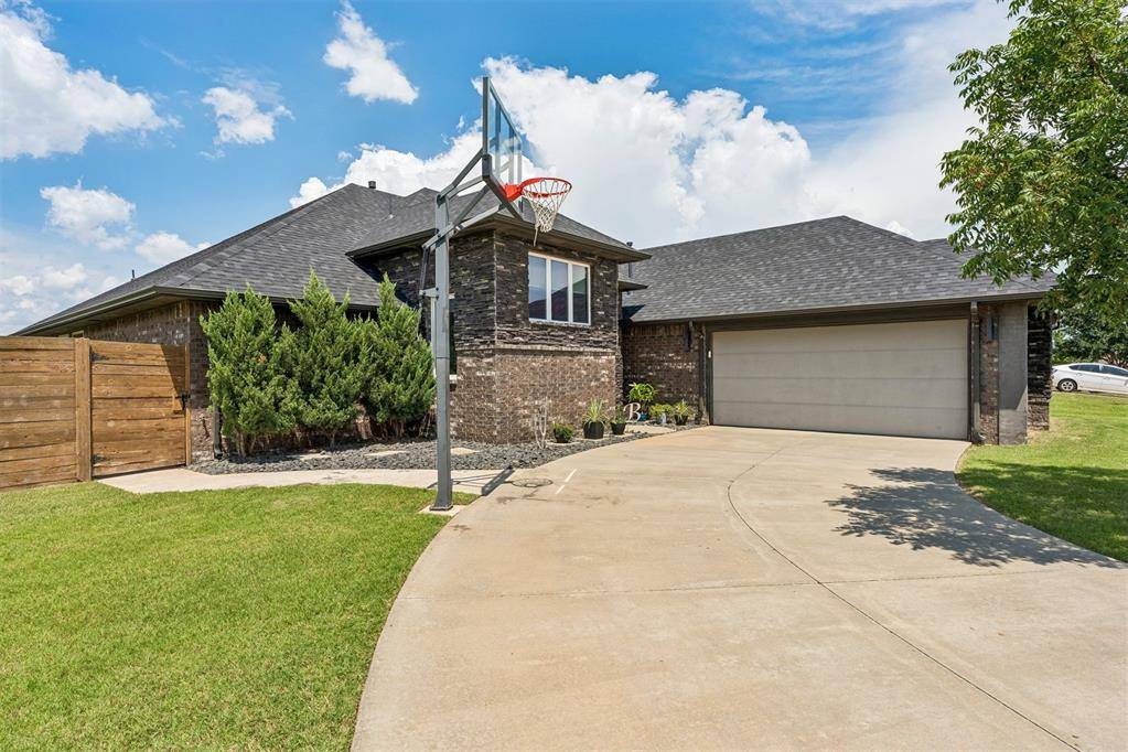 17336 Shadow Hawk LN, Edmond, OK 73012