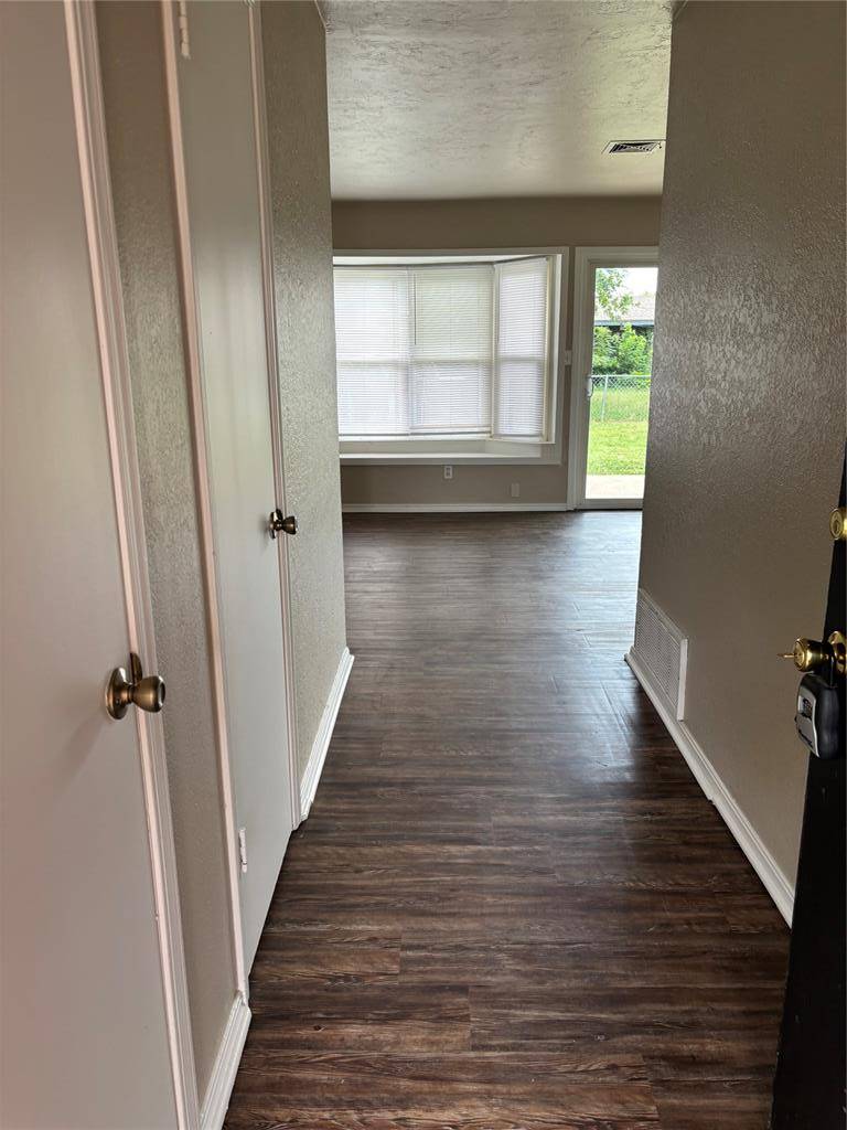 624 SW 12th ST, Moore, OK 73160