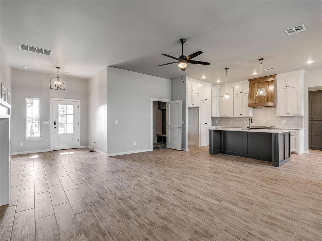 4901 Misty Wood LN, Mustang, OK 73064