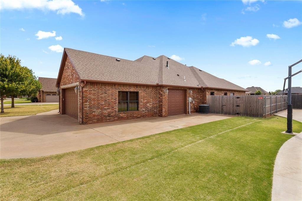 3525 Callaway DR, Weatherford, OK 73096
