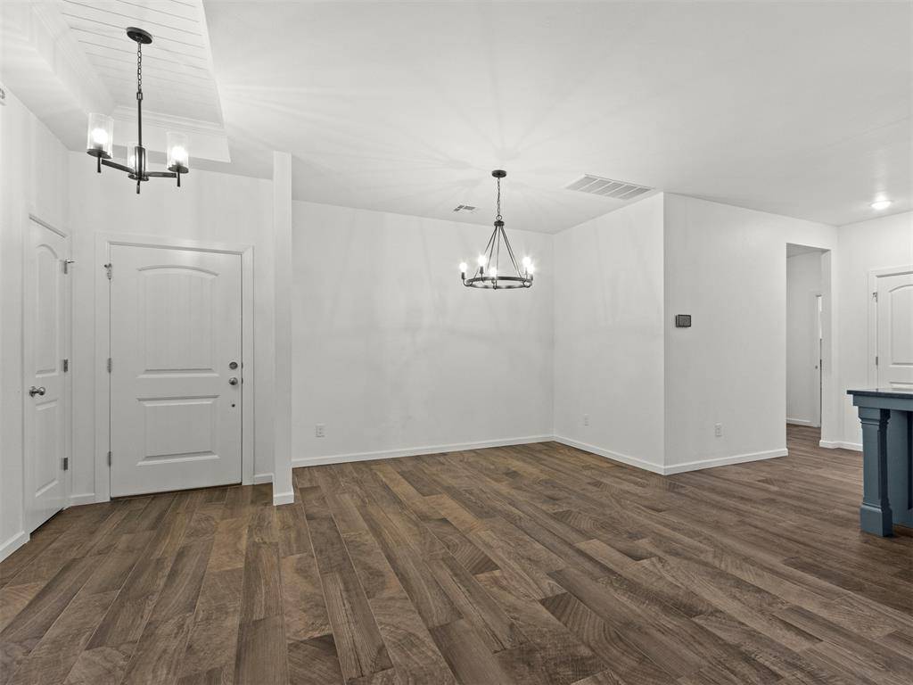 2429 Creekview DR, Moore, OK 73160