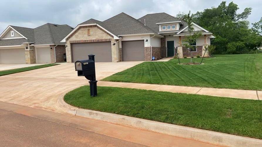2429 Creekview DR, Moore, OK 73160