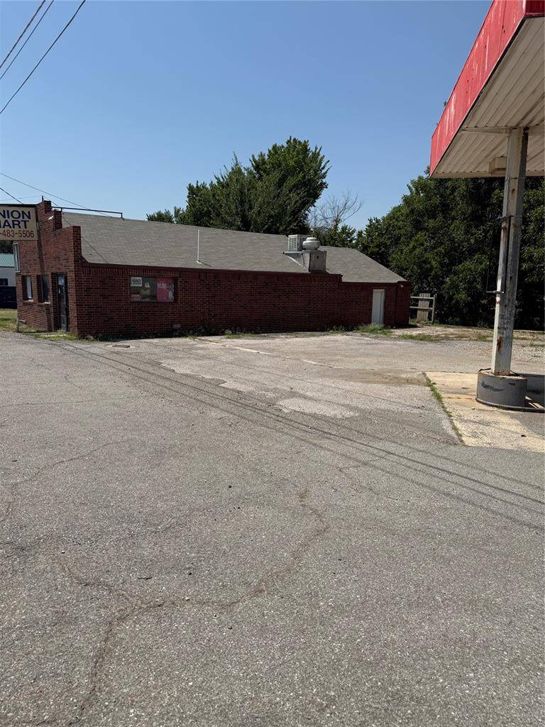 102 N Main AVE, Union City, OK 73090