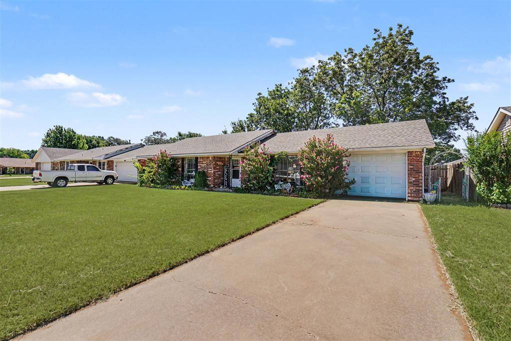 404 Kimberly DR, Elk City, OK 73644