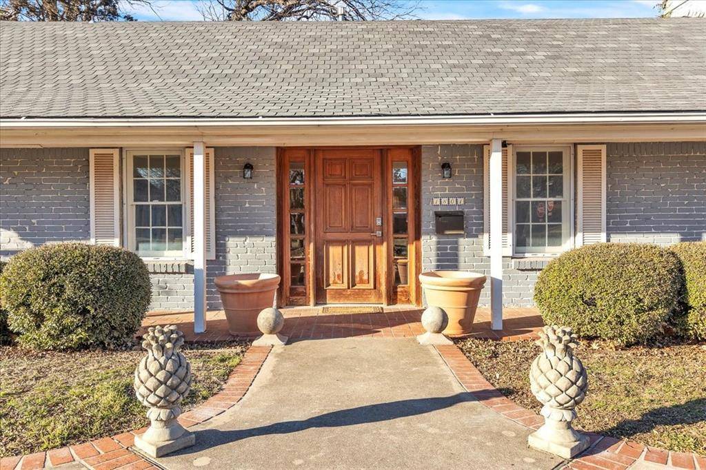 1801 Drakestone AVE, Nichols Hills, OK 73120