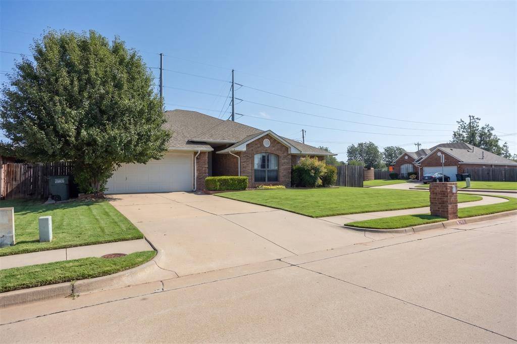 1613 Pinnacle LN, Edmond, OK 73003