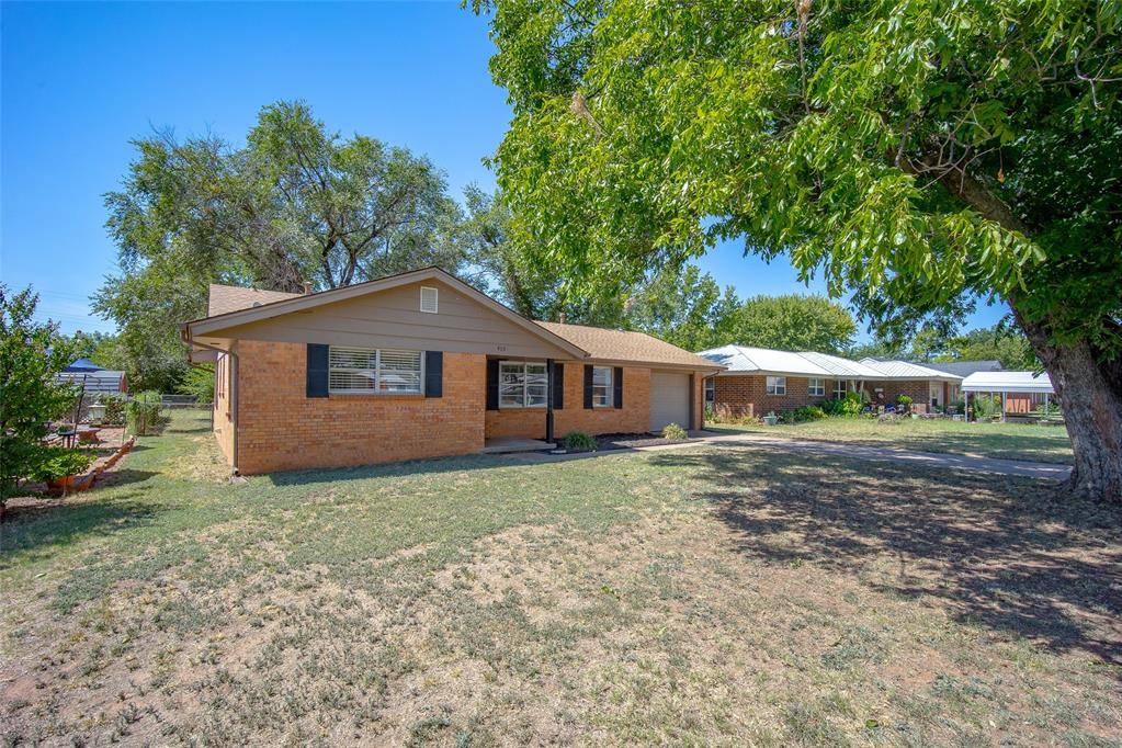 403 Garrett AVE, Lindsay, OK 73052