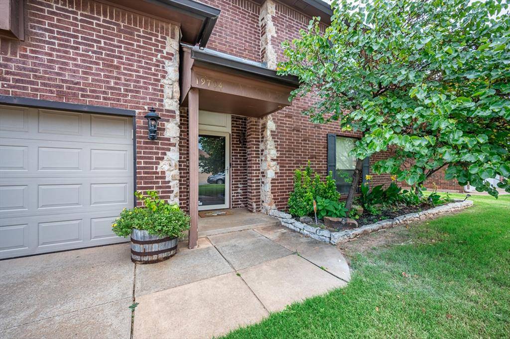 19704 Harness CT, Edmond, OK 73012