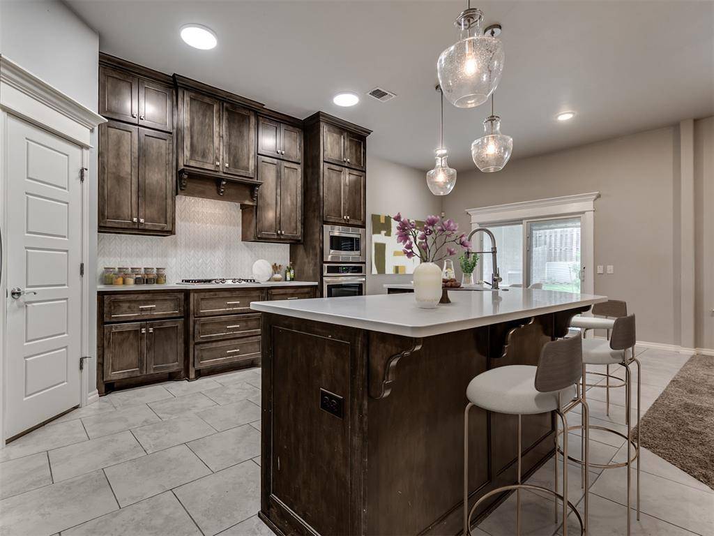 1305 N Storybrook ST, Mustang, OK 73064