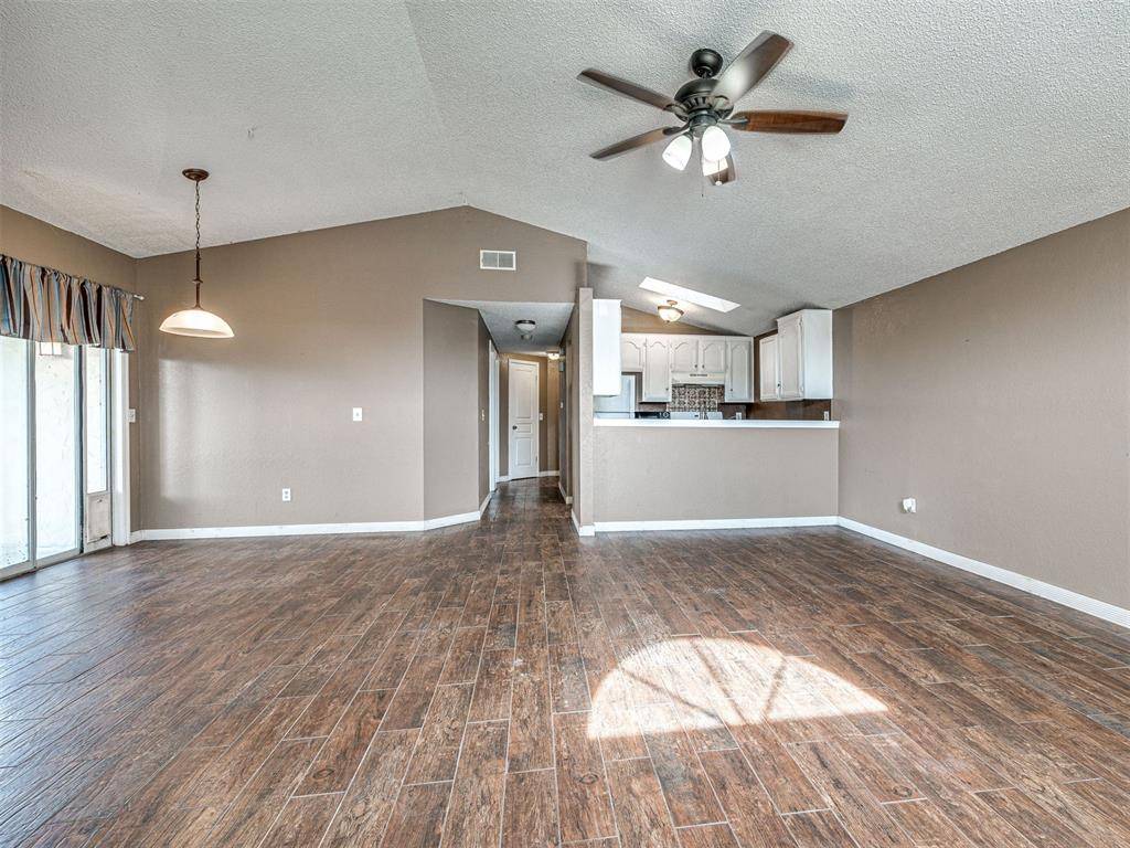 2143 Lonnie LN, Moore, OK 73170