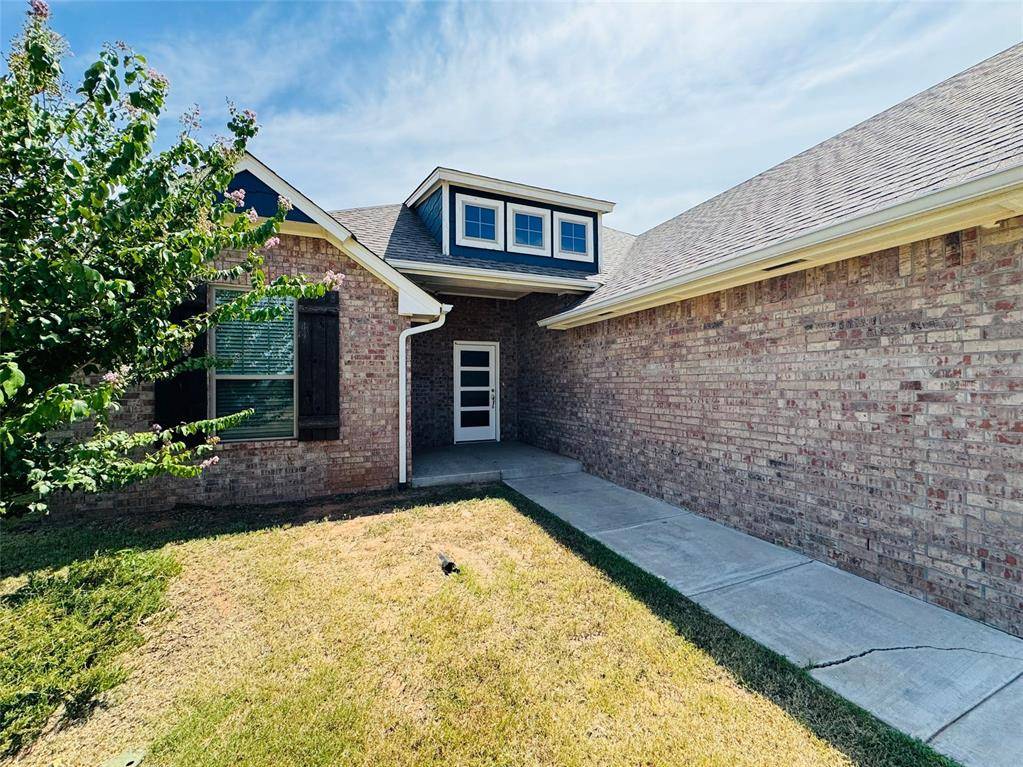 828 E Barajas TER, Mustang, OK 73064