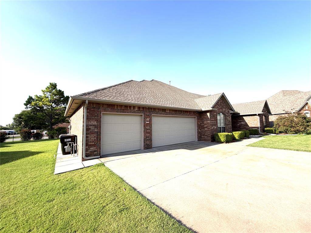 2816 Land Run RD, Moore, OK 73160