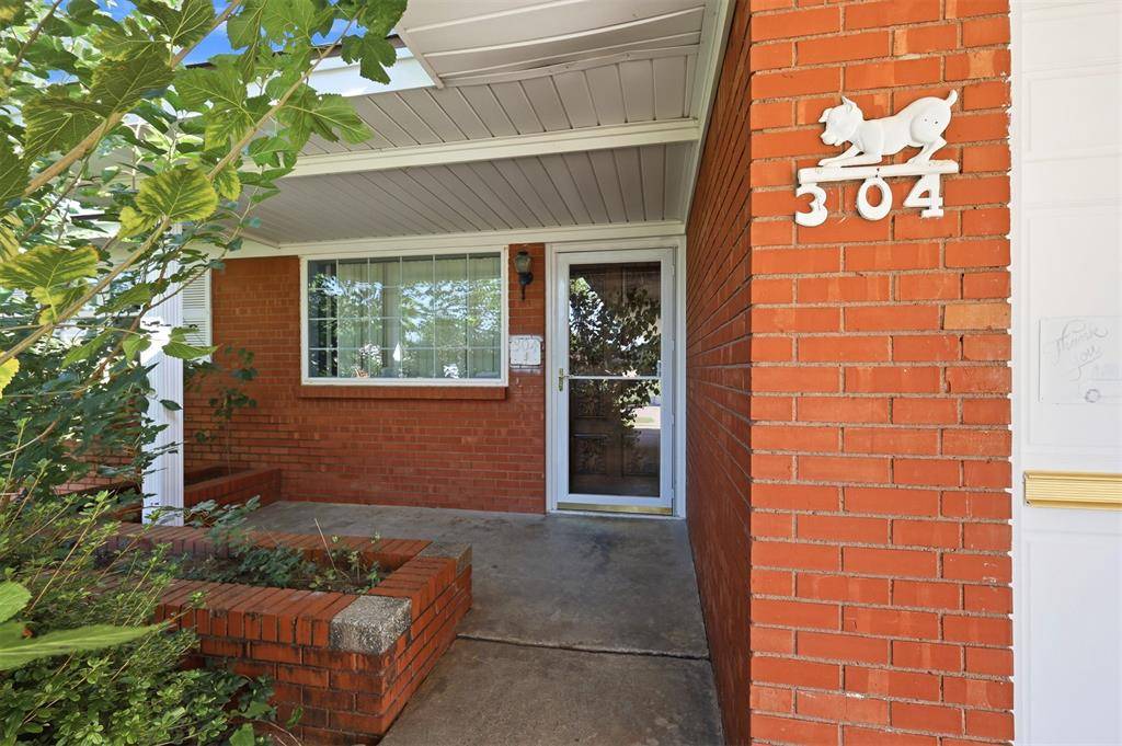 304 Country Club TER, Midwest City, OK 73110