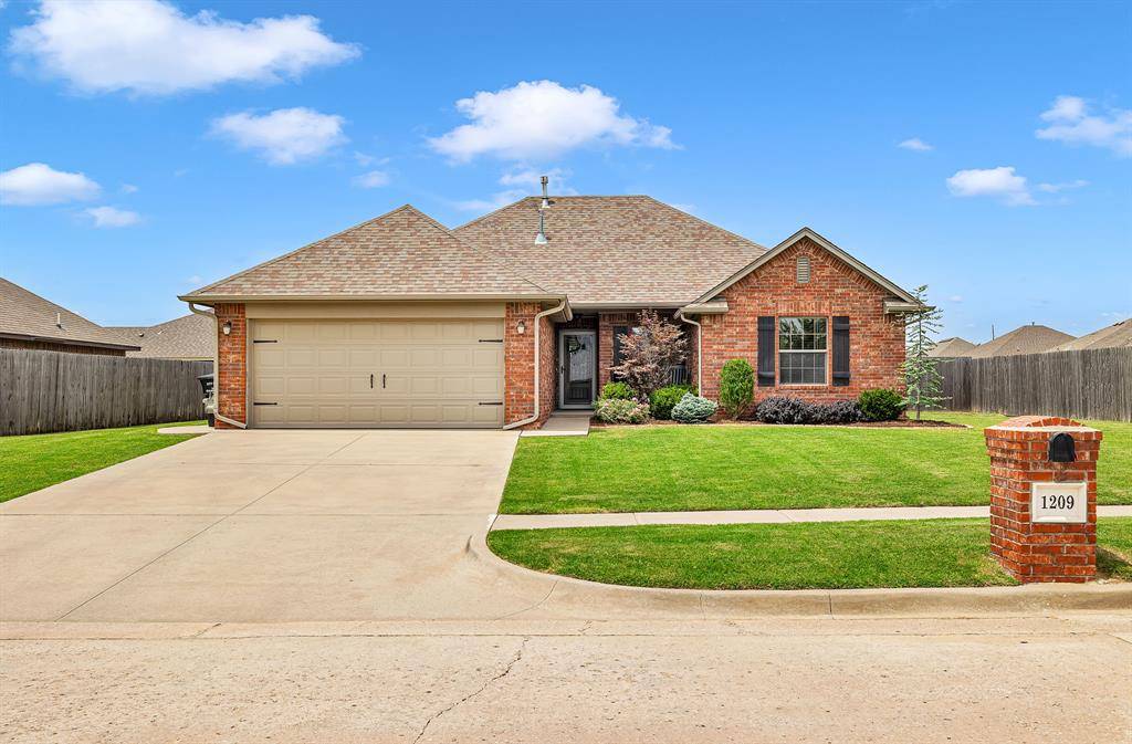 1209 Penn LN, Moore, OK 73160