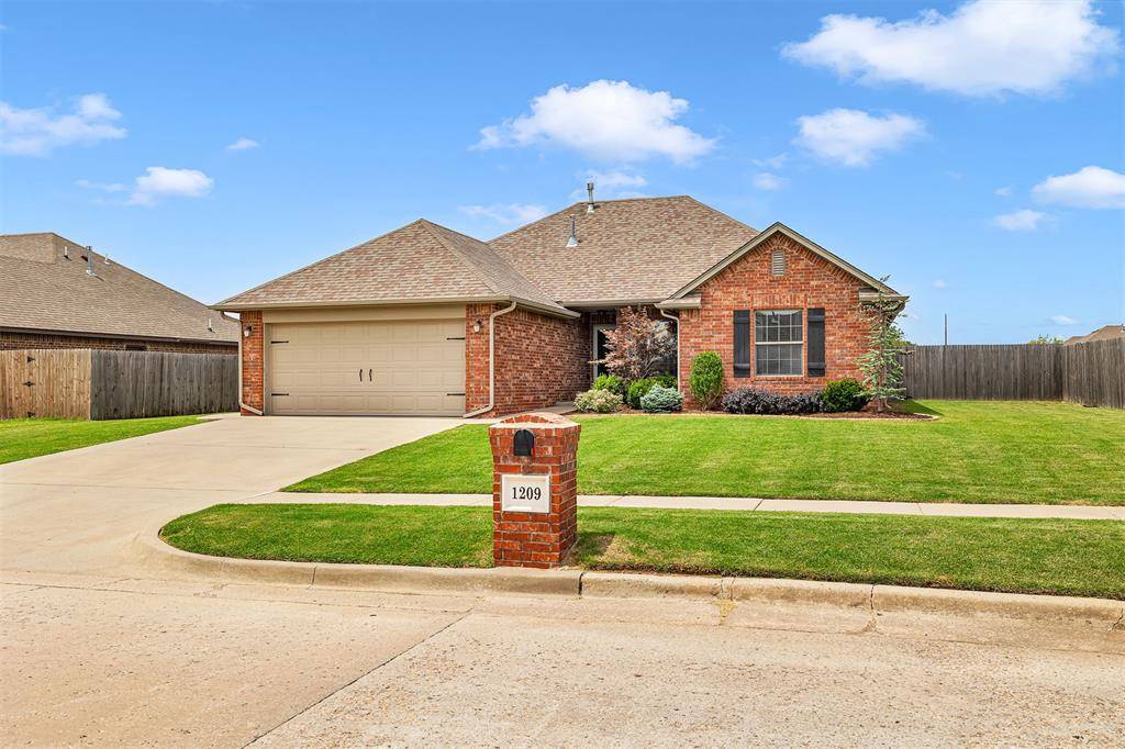 1209 Penn LN, Moore, OK 73160
