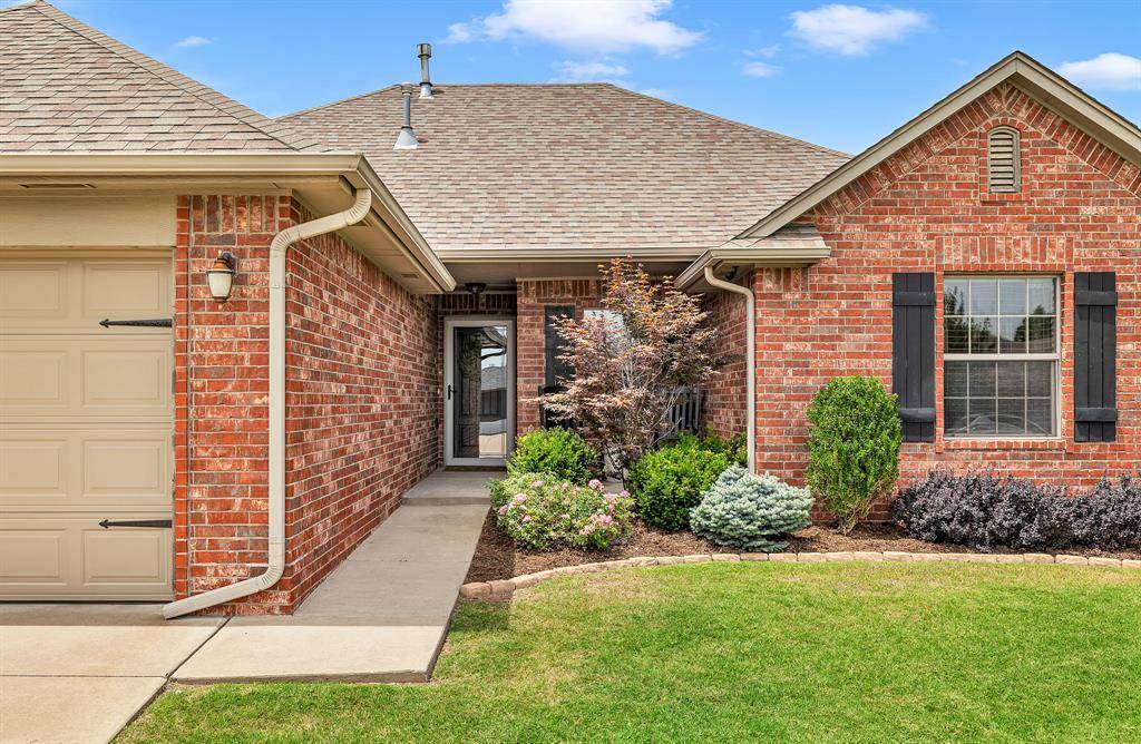 1209 Penn LN, Moore, OK 73160