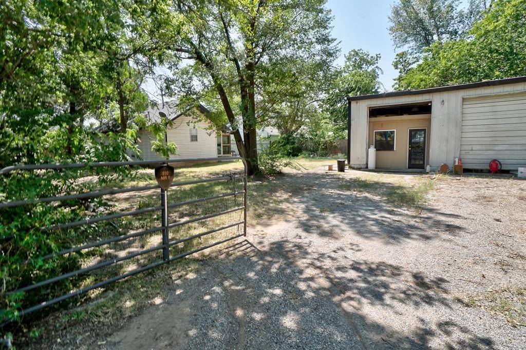 121 N Classen AVE, Moore, OK 73160