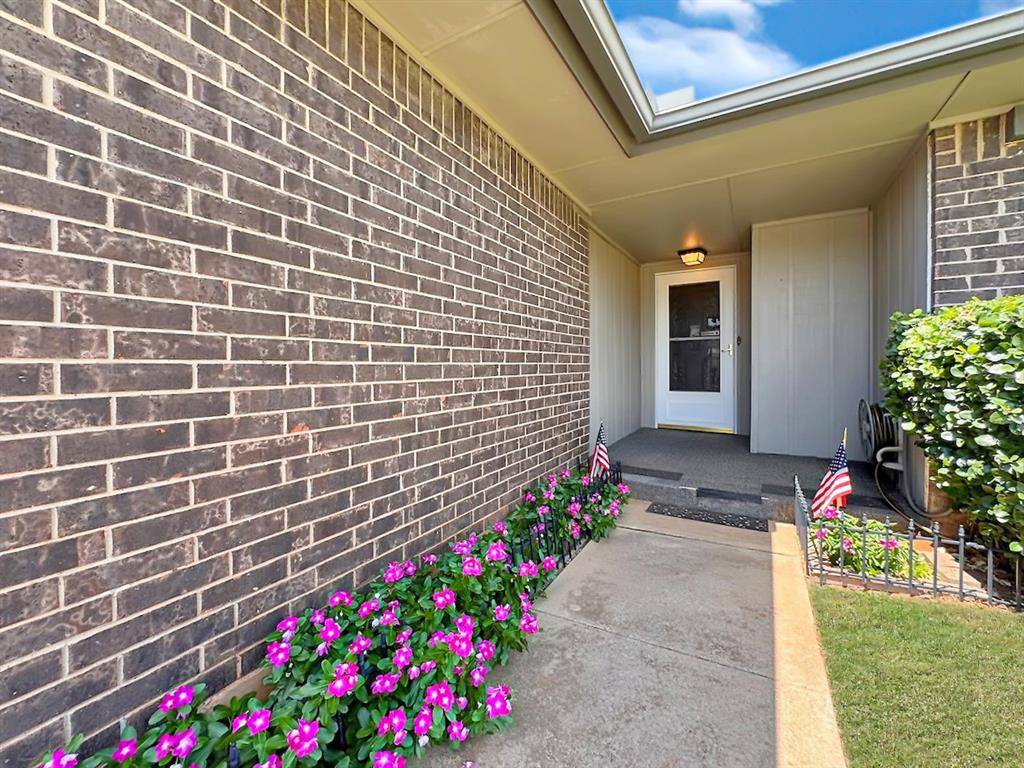 1049 NW 25th ST, Moore, OK 73160
