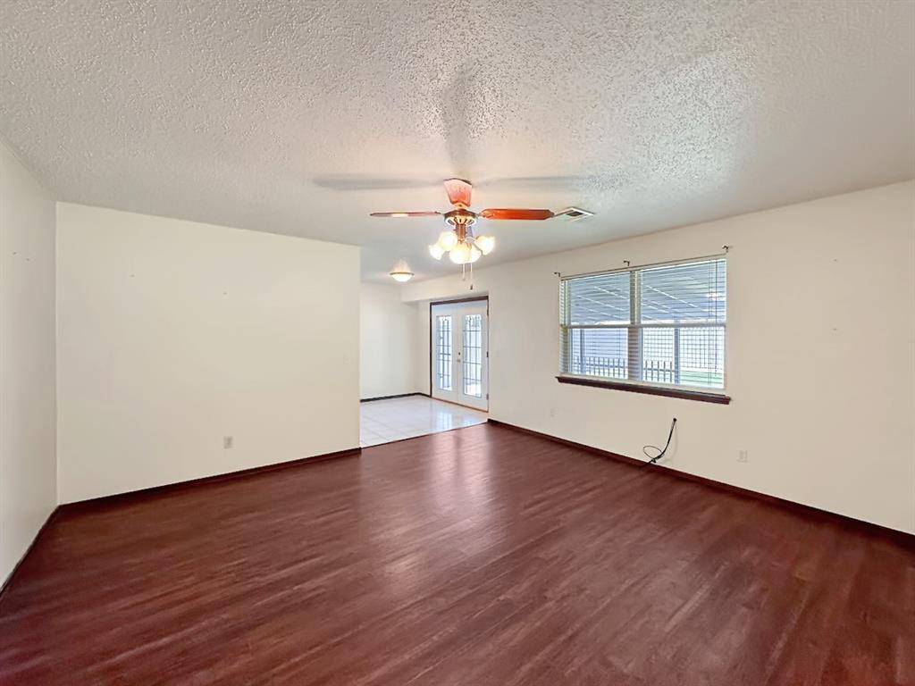 1049 NW 25th ST, Moore, OK 73160