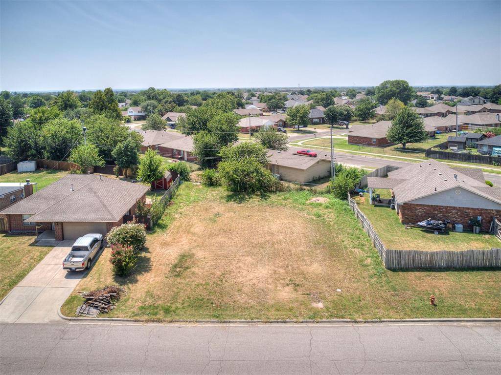 1532 Tudor DR, Moore, OK 73160