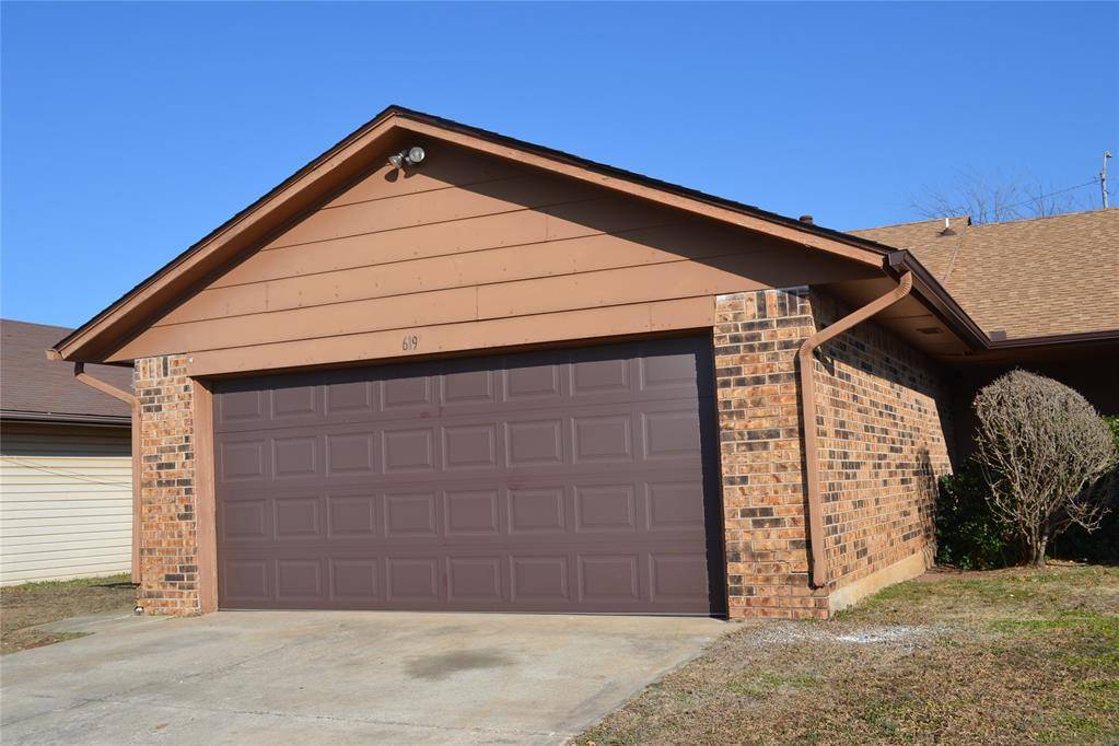 619 Peppertree LN, Midwest City, OK 73110