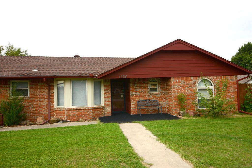 1224 NW 6th PL, Moore, OK 73170