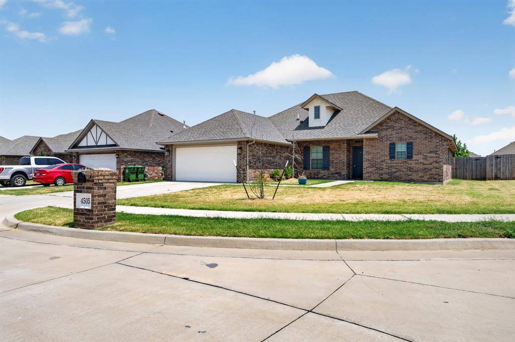 4505 Black Mesa LN, Yukon, OK 73099