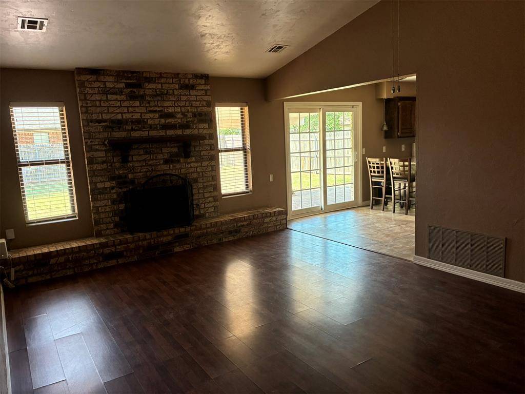 1012 Cooper LN, Yukon, OK 73099