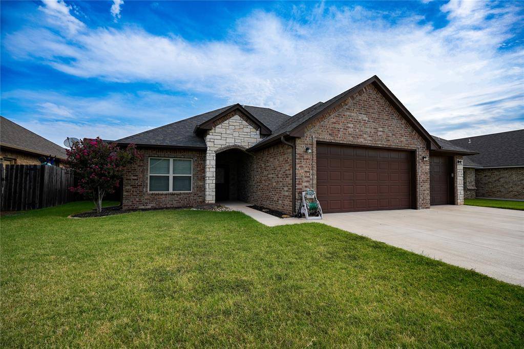 2105 Longhorn TRL, Altus, OK 73521