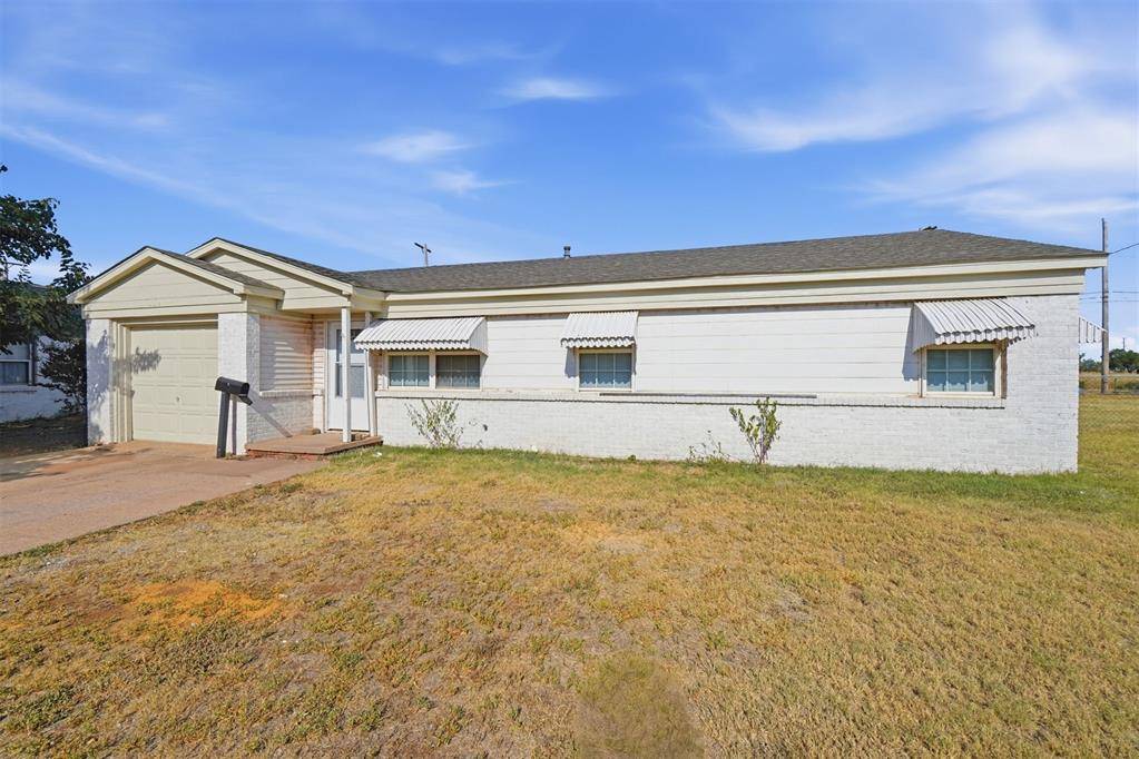1072 Elk ST, Altus, OK 73521