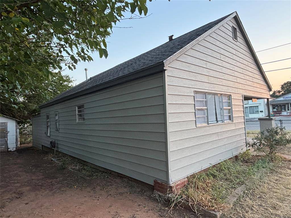 1230 W Modelle AVE, Clinton, OK 73601