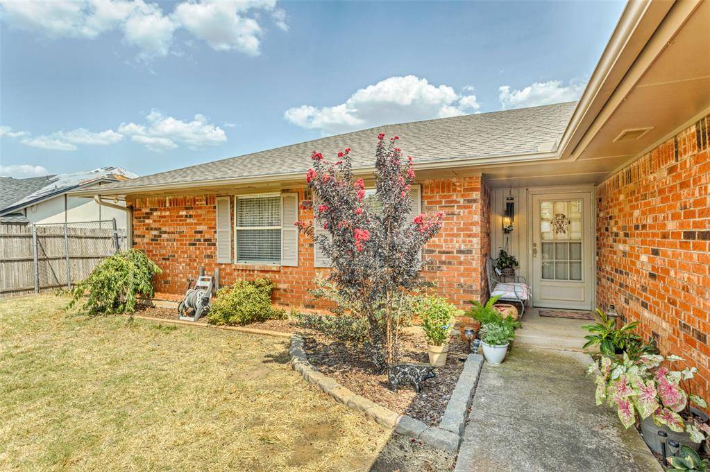11824 Larkdale DR, Yukon, OK 73099