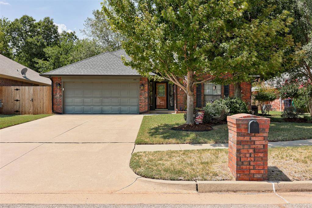 833 Ethan LN, Yukon, OK 73099