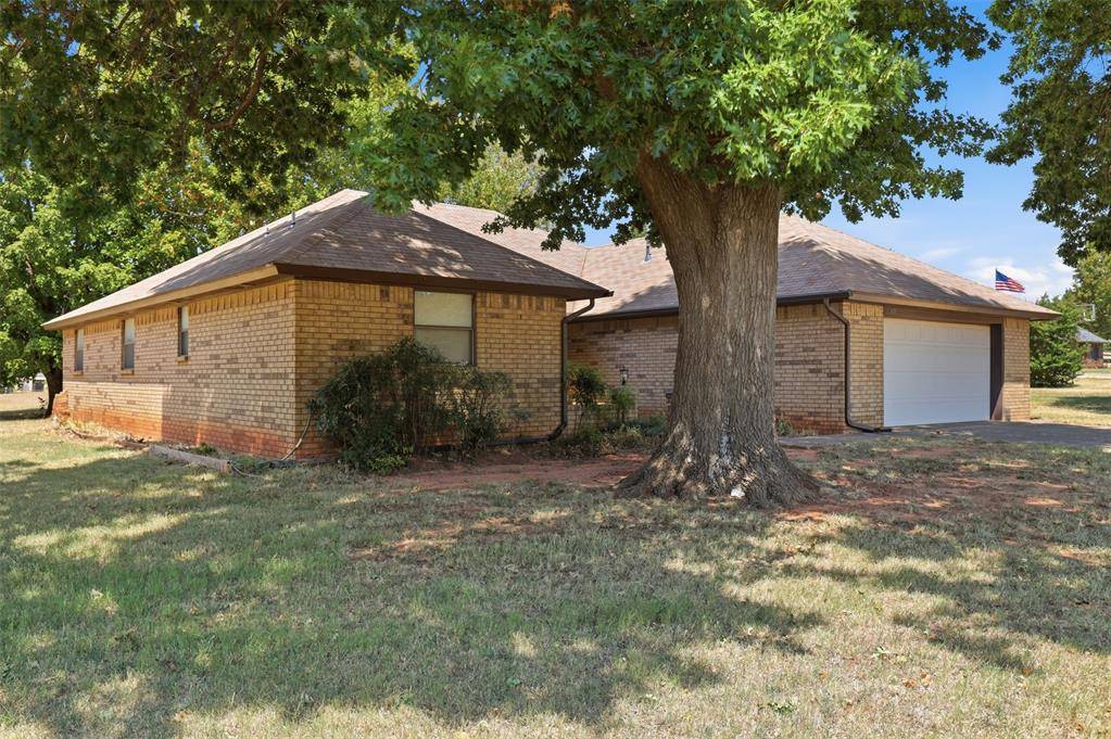 631 S Lariat DR, Mustang, OK 73064