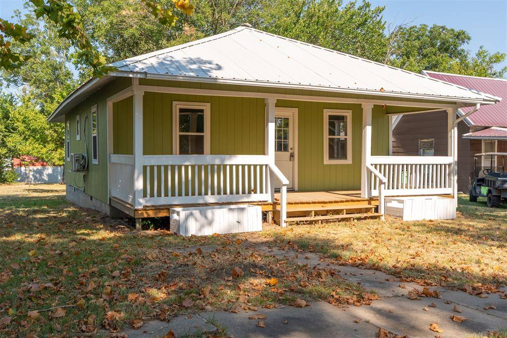 123 S 9th ST, Okemah, OK 74859